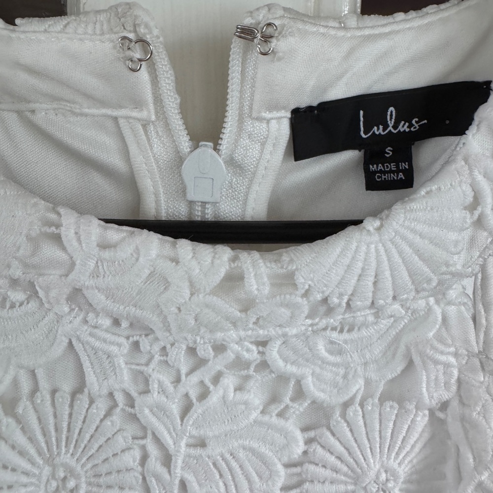 Lulu’s white lace halter neck sleeveless mini Dress in Sz. S Like New - Picture 6 of 8